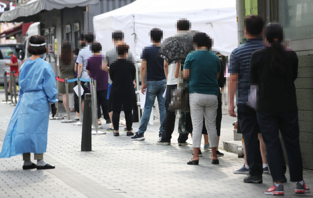 성북구 사랑제일교회에서 신종 코로나바이러스 감염증(코로나19) 집단감염이 발생한 가운데 16일 오후 서울 성북구 보건소 선별진료소가 붐비고 있다. 연합뉴스