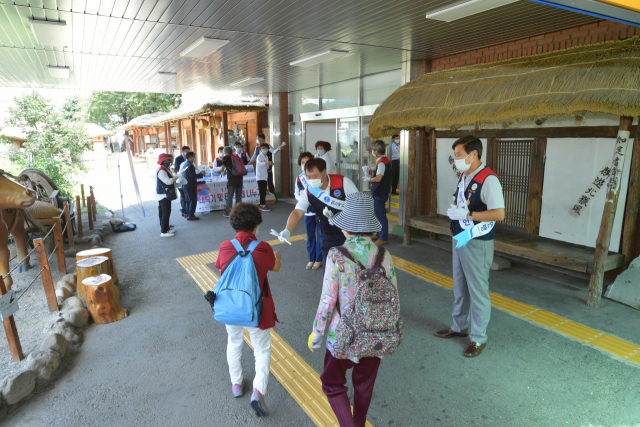 한국자유총연맹 경북도지부와 청도군지회는 14일 청도역 일원에서 태극기 달기 및 태극문형 부채를 무료 배부하는 행사를 가졌다. 청도군 제공