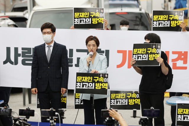강연재 사랑제일교회 자문변호사가 17일 오전 서울 성북구 사랑제일교회 인근에서 열린 서울시의 전광훈 목사 고발 관련 기자회견에서 전 목사의 자가격리 의무 위반 반박, 허위사실 유포 등을 주장하고 있다. 연합뉴스