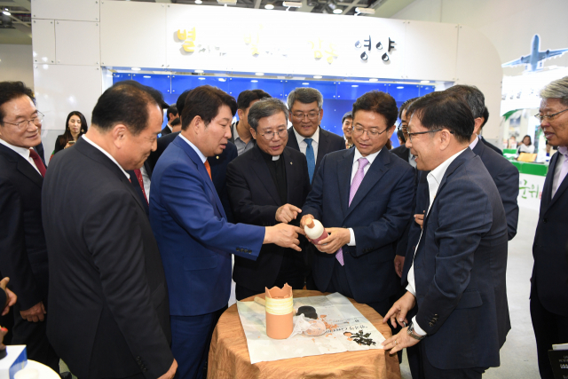 지난해 열린 2020 명품대구경북박람회 당시 이철우 경북도지사, 권영진 대구시장, 이상택 매일신문 사장 등이 부스를 둘러보고 있다. 경북도 제공