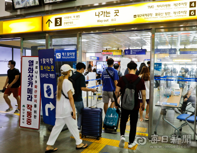 동대구역이 전국에서 절도가 두 번째로 많은 역사라는 오명을 안았다. 사진은 동대구역 출입구를 지나는 시민들의 모습. 매일신문DB