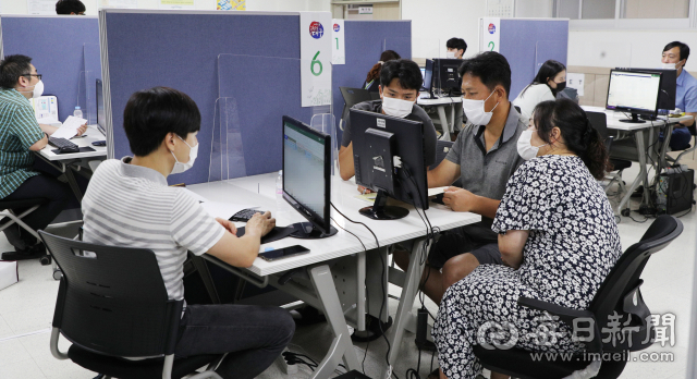 이달 2021학년도 대입 일정이 마무리되고 다음달 새 학기가 시작된다. 곧 고3이 될 학생들은 차분하게 입시 전략을 가다듬어야 할 때다. 지난해 대구시교육청이 운영한 대입 수시전형 대비 상담실 풍경. 매일신문 DB