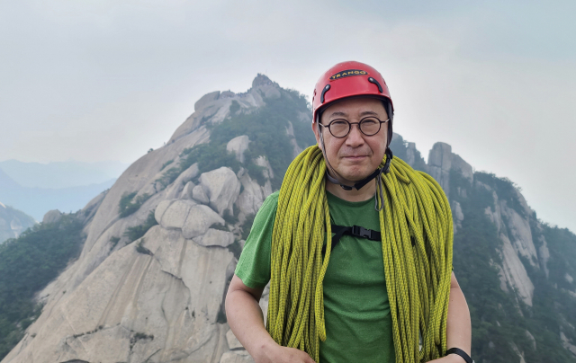 김한정 더불어민주당 국회의원이 지난 달 북한산 인수봉 암벽 등반에 성공해 화제를 모으고 있다. 김 의원은 