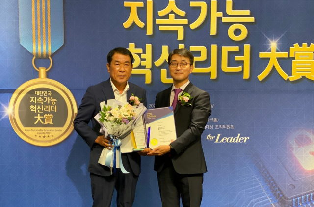 경북도의회 윤창욱(왼쪽) 도의원이 지난 14일 서울 여의도 켄싱턴호텔에서 열린 