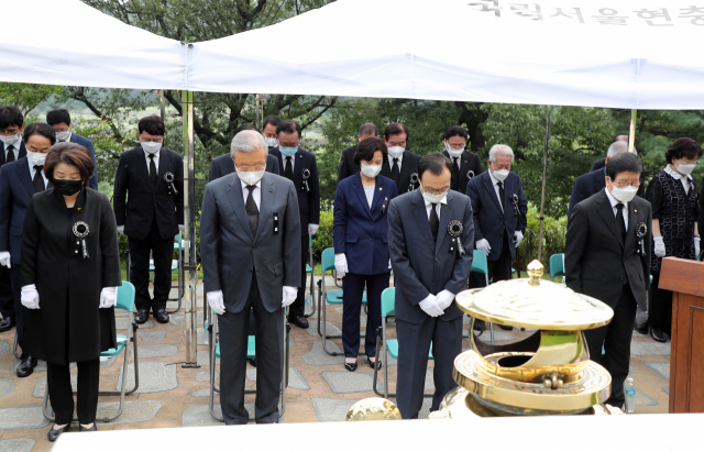 고 김대중 전 대통령 서거 11주기 추도식이 18일 오전 국립서울현충원 김 전 대통령 묘역에서 열렸다. 정의당 심상정 대표(왼쪽부터), 미래통합당 김종인 비상대책위원장, 더불어민주당 이해찬 대표, 박병석 국회의장 등 참석자들이 고인을 기리는 묵념을 하고 있다. 연합뉴스