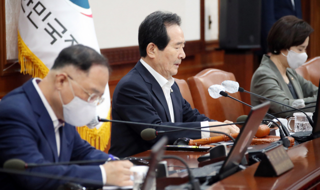 정세균 국무총리가 18일 정부서울청사에서 열린 국무회의를 주재하며 발언하고 있다. 연합뉴스