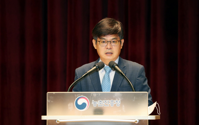 신임 허태웅 농촌진흥청장이 18일 전북혁신도시 농촌진흥청 국제회의장에서 취임사를 하고 있다. 농촌진흥청 제공