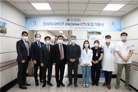 대구가톨릭대 칠곡가톨릭병원 관계자들이 지난 11일 적은 방사선량으로 고선명 영상 구현이 가능한 첨단 저선량 CT 장비를 도입하고 가동식을 가졌다. 칠곡가톨릭병원 제공