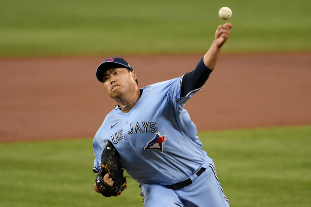미국프로야구 메이저리그(MLB) 토론토 블루제이스 류현진이 18일 미국 메릴랜드 주 볼티모어 오리올 파크에서 열린 볼티모어 오리올스와의 경기에 선발 등판해 1회 투구하고 있다. 연합뉴스