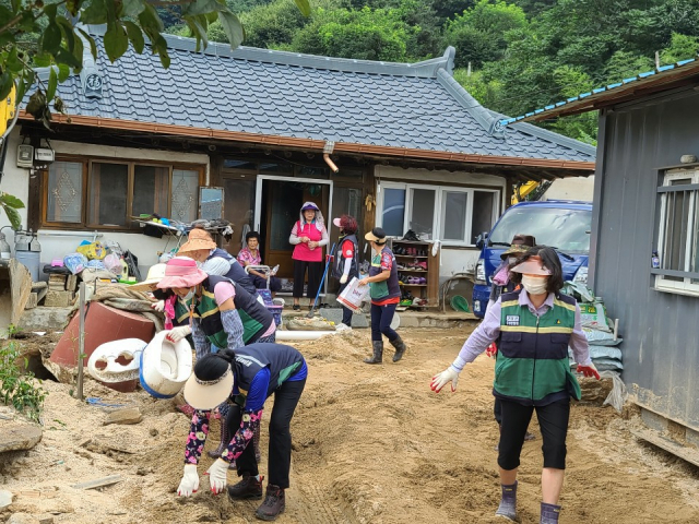 거창군 위천면 주부민방위와 의용소방대원 수해복구 봉사활동.위천면제공