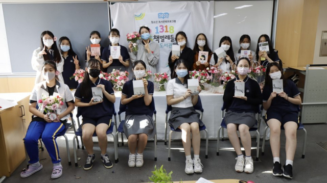 대구 정화여고가 최근 화병을 만들고 책과 함께 가족이나 친구에게 선물하는 프로그램을 운영해 눈길을 끌었다. 정화여고 제공