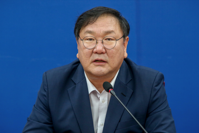 더불어민주당 김태년 원내대표가 18일 오전 서울 여의도 국회에서 열린 원내대책회의에서 발언하고 있다. 연합뉴스