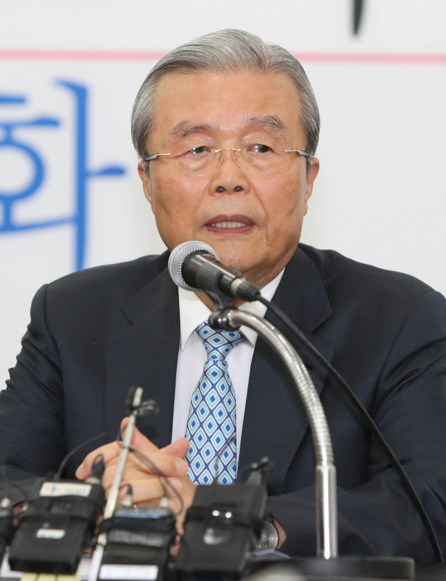 미래통합당 김종인 비상대책위원장이 18일 오후 대구 수성구 미래통합당 대구시당에서 열린 지역 언론인 간담회에서 질문에 답하고 있다. 연합뉴스