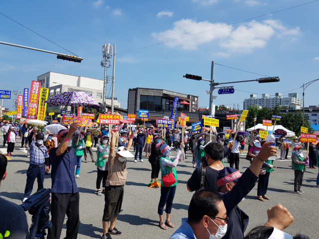 18일 오후 포항시 북구 흥해읍 신로터리에서 포항지진특별법 시행령 개정안에 포항시민들의 의견을 반영해달라고 촉구하는 집회가 열렸다. 배형욱 기자