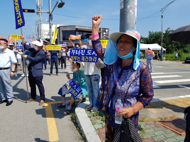 18일 오후 포항시 북구 흥해읍 신로터리에서 포항지진특별법 시행령 개정안에 포항시민들의 의견을 반영해달라고 촉구하는 집회가 열렸다. 배형욱 기자