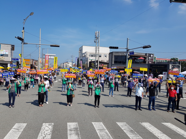 18일 오후 포항시 북구 흥해읍 신로터리에서 포항지진특별법 시행령 개정안에 포항시민들의 의견을 반영해달라고 촉구하는 집회가 열렸다. 배형욱 기자