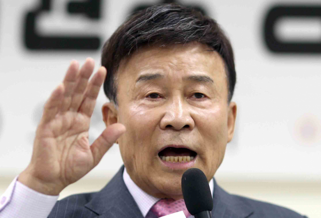 김원웅 광복회장이 18일 경남 창원시 의창구 경남도의회 1층 대회의실에서 열린 초청 강연에서 발언하고 있다. 연합뉴스