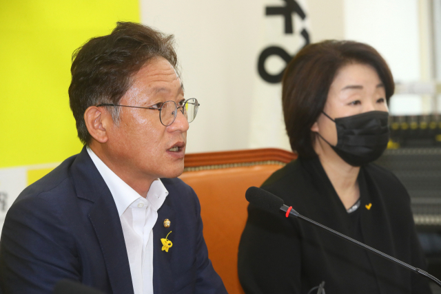 정의당 배진교 원내대표(왼쪽)가 18일 국회에서 열린 의원총회에서 발언하고 있다. 연합뉴스