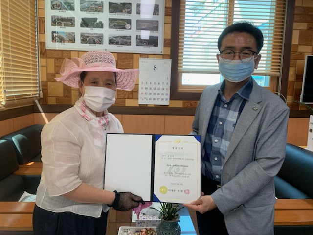 안동시 서구동은 해마다 100만원의 성금을 기부하고 있는 70대 할머니에게 감사하는 마음과 함께 기부증서를 전했다. 안동시 제공