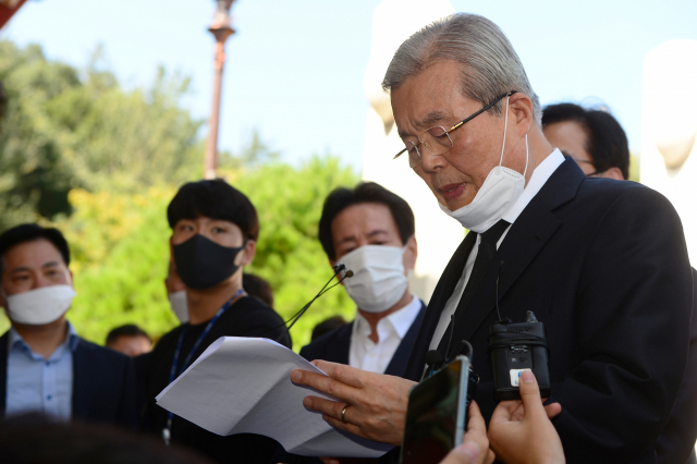 미래통합당 김종인 비상대책위원장이 19일 오전 광주 북구 국립5·18민주묘지에서 