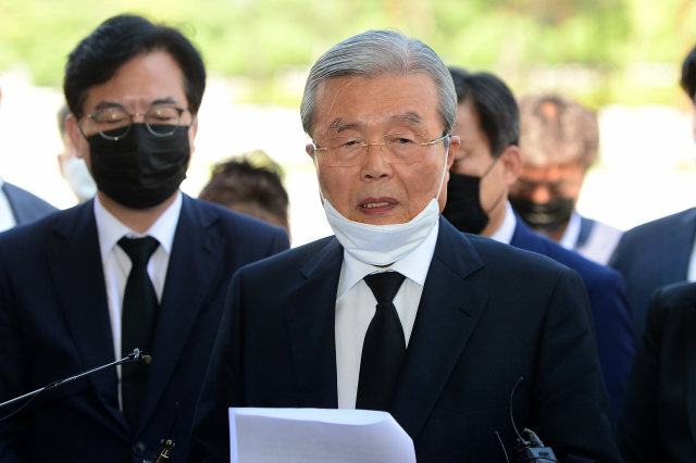 미래통합당 김종인 비상대책위원장이 19일 오전 광주 북구 국립5·18민주묘지에서