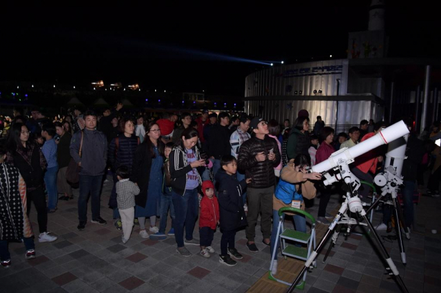 영천시는 코로나19 장기화로 10월로 연기된 올해 보현산별빛축제에 온택트 방식을 도입, 코로나 시대에 대응한 새로운 축제문화를 선도할 계획이다. 사진은 지난해 축제 행사 모습. 영천시 제공