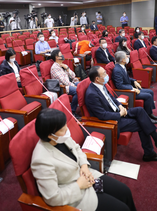 코로나19 확산에 따른 사회적 거리두기가 2단계로 격상된 가운데 19일 오전 국회미래정책연구회 주최로 서울 여의도 국회 의원회관에서 열린 