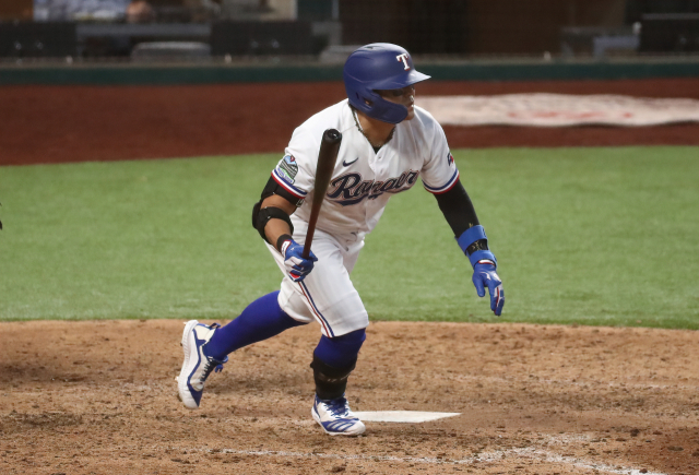 미국프로야구 메이저리그(MLB) 텍사스 레인저스 추신수가 19일 미국 텍사스 주 알링턴의 글로브라이프필드에서 열린 샌디에이고 파드리스와의 경기에 1번 타자 좌익수로 선발 출전해 9회말 안타를 치고 있다. 텍사스가 4대6으로 패했다. 연합뉴스