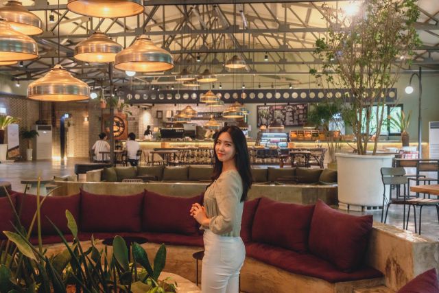 경북 청도 이서면 카페 버던트 포토존에서 촬영한 김민정 매일신문 아나운서 모습. 홍준헌 기자 hjh@imaeil.com