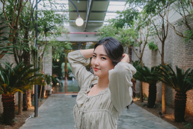 경북 청도 이서면 카페 버던트 포토존에서 촬영한 김민정 매일신문 아나운서 모습. 홍준헌 기자 hjh@imaeil.com