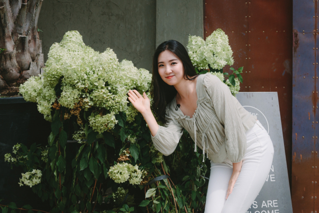 경북 청도 이서면 카페 버던트 포토존에서 촬영한 김민정 매일신문 아나운서 모습. 홍준헌 기자 hjh@imaeil.com