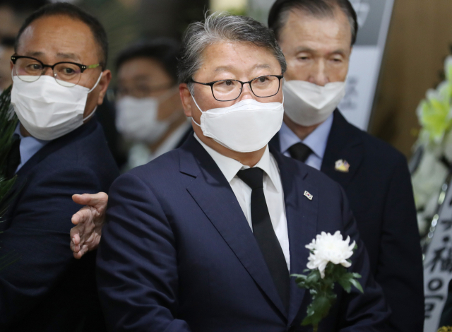 조원진 우리공화당 대표가 7월 13일 오후 송파구 서울아산병원 장례식장에 마련된 고 백선엽 예비역 육군 대장 빈소를 찾아 조문하고 있다. 연합뉴스