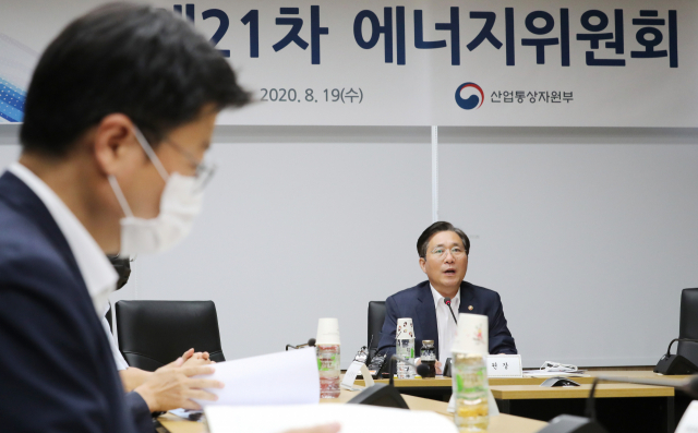 성윤모 산업통상자원부 장관(오른쪽)이 19일 오후 세종시 정부세종청사에서 열린 제21차 에너지위원회에서 발언하고 있다. 연합뉴스