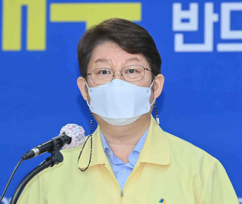 권영진 대구시장은 19일 대구시청 상황실에서 코로나19 2차 대유행 긴급방역대책 관련 브리핑을 진행하고 있다. 대구시 제공