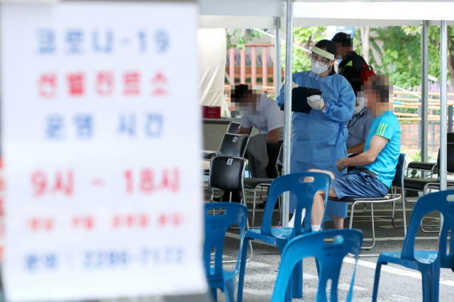 수도권 지역감염으로 인한 검사자가 많아지는 가운데 19일 오후 서울 성동구 선별진료소에서 시민들이 신종 코로나바이러스 감염증(코로나19) 검사를 대기하고 있다. [성동구청 제공] 연합뉴스