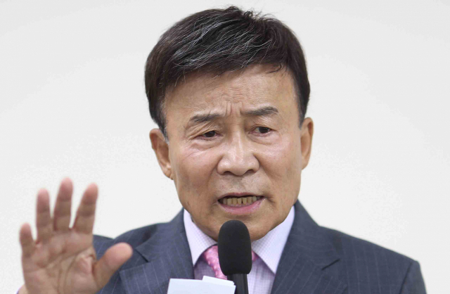 김원웅 광복회장이 지난 18일 경남 창원시 의창구 경남도의회 1층 대회의실에서 열린 초청 강연에서 발언하고 있다. 연합뉴스