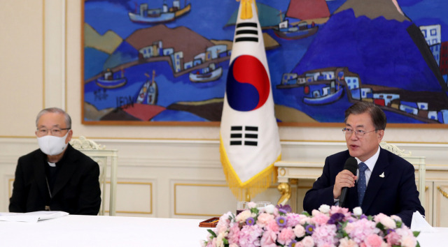 문재인 대통령이 20일 청와대에서 염수정 추기경(서울대교구장) 등 천주교 지도자들과 가진 오찬간담회에서 발언하고 있다. 연합뉴스