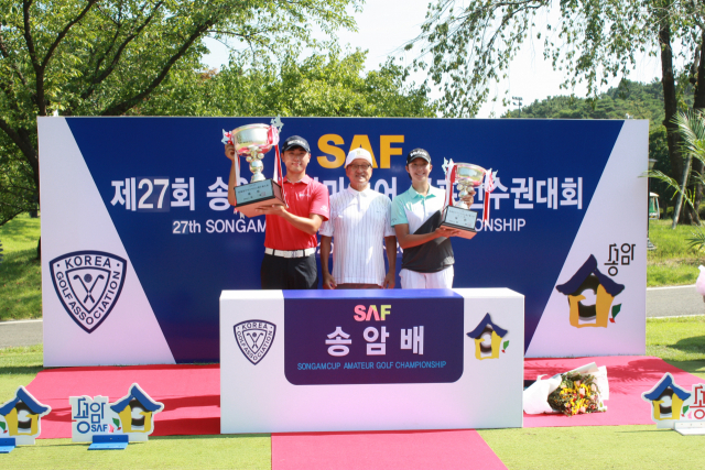 20일 경북 경산의 대구CC에서 끝난 제 27회 송암배 아마추어 골프 선수권대회에서 우승자들이 기념촬영을 하고있다. 좌로부터 남자부 우승자 조우영 , 송암재단 우기정 이사장, 여자부 우승자 박예지. 송암재단 제공.