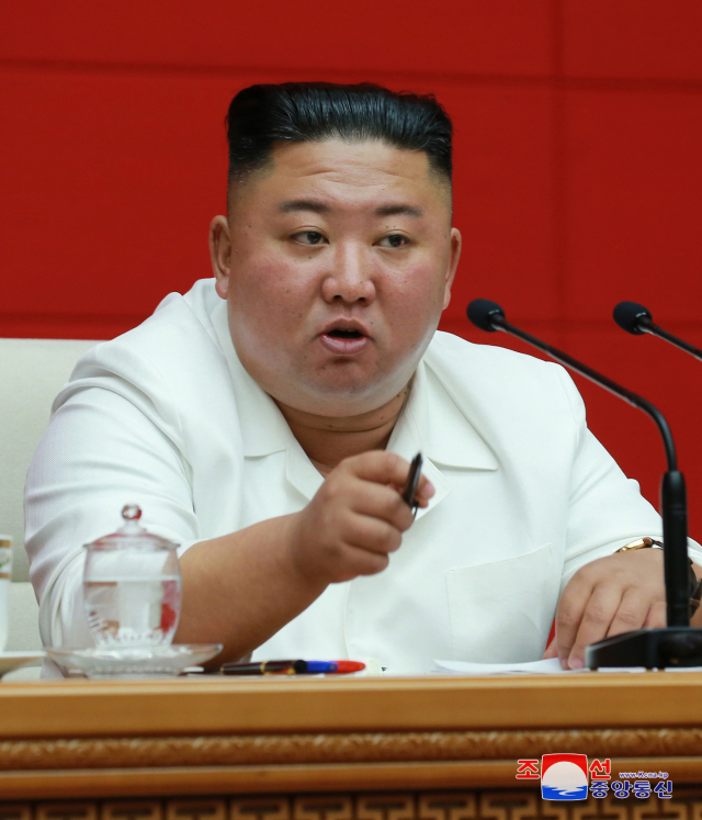 북한 김정은 위원장이 19일 북한 평양 노동당 중앙위원회 본부청사에서 열린 제7기 제6차 당 전원 회의를 주재했다고 조선중앙통신이 20일 보도했다. 이날 전원 회의에서는 내년 1월 8차 당대회 개최가 결정됐다. [국내에서만 사용가능. 재배포 금지. For Use Only in the Republic of Korea. No Redistribution] 연합뉴스
