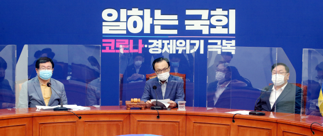 더불어민주당 이해찬 대표 가 21일 오전 서울 여의도 국회 당대표회의실에서 열린 최고위원회의에서 발언하고 있다. 민주당은 회의실에 감염 차단용 칸막이를 설치했다. 연합뉴스
