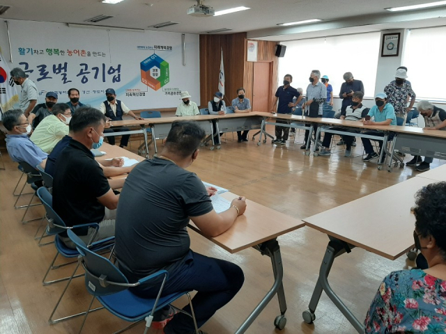 경북 경산시 진량읍 문천지 주변 주민들이 21일 한국농어촌공사 경산지사를 방문해 문천지 물넘이 공사 현장의 유실로 많은 피해를 입었다며 피해보상을 요구하며 대화를 하고 있다.김진만 기자