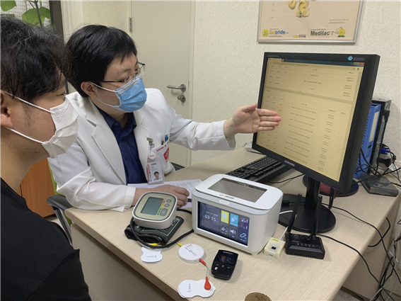 경북대병원의료진이 이달부터 시작되는 스마트 임상시험을 설명하고 있다. 대구시 제공