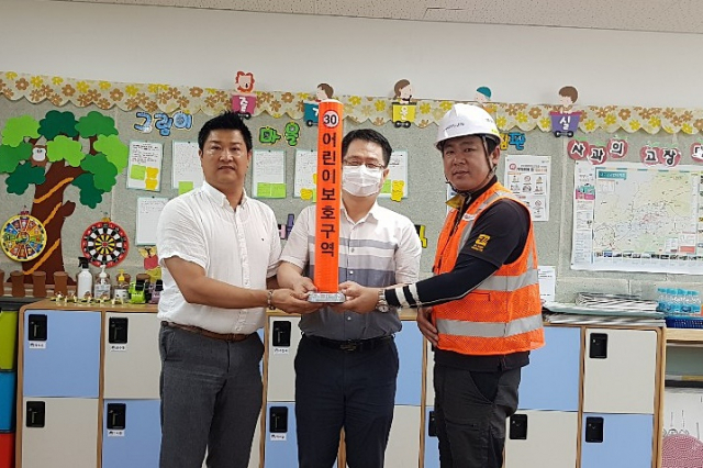 최근 모교인 대구 금포초교에 직접 개발한