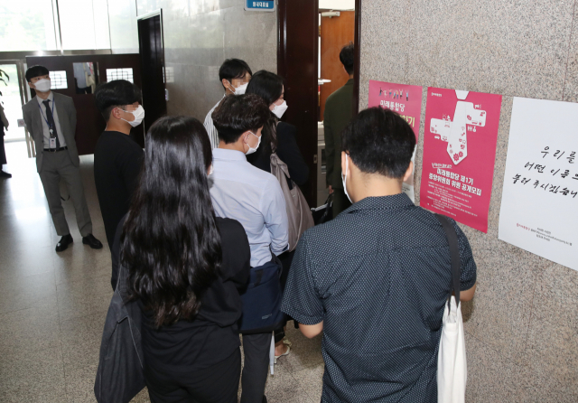 대한전공의협회 소속 전공의들이 21일 오후 미래통합당 주호영 원내대표와 면담을 위해 국회 원내대표 회의실로 들어서고 있다. 연합뉴스