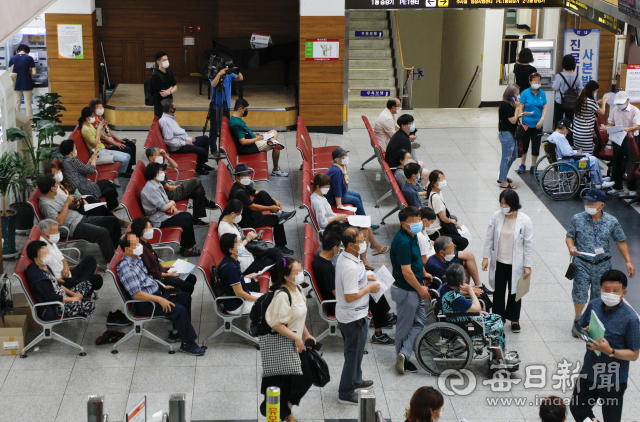 21일 오전 대구 중구 경북대병원에서 시민들이 진료 접수를 기다리고 있다. 경북대병원, 계명대 동산의료원, 영남대병원 등 대구 지역 7개 병원의 인턴과 전공의 800여 명 가운데 상당수가 이날 파업에 참여했지만 큰 혼란은 없었다. 우태욱 기자 woo@imaeil.com