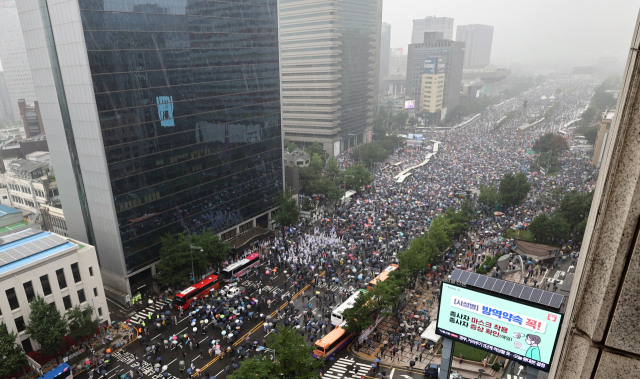 지난 15일 오후 서울 세종대로에서 사랑제일교회·자유연대 등 정부와 여당 규탄 집회 참가자들이 길을 가득 메우고 있다. 연합뉴스