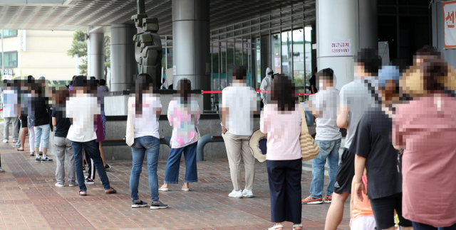 최근 강원 원주지역에서 코로나19 확진자가 무더기로 발생하자 21일 원주시보건소 선별진료소가 검사 대기자들로 붐비고 있다. 연합뉴스