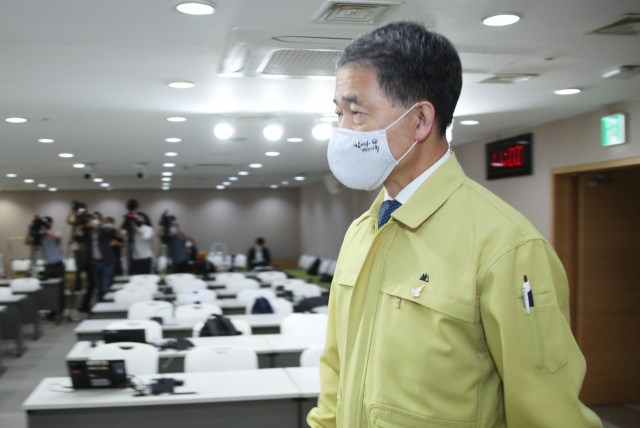 박능후 보건복지부 장관이 22일 정부서울청사 합동브리핑실에서 코로나19 위기 및 의사단체 집단휴진 관련 대국민 담화문을 발표하기 위해 입장하고 있다. 연합뉴스
