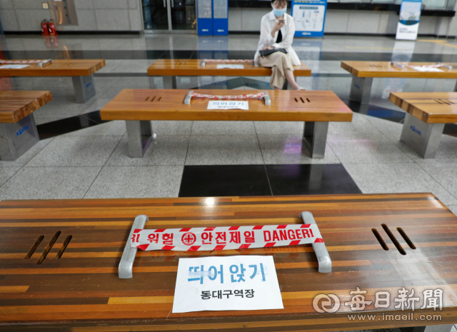 지난 22일 오후 동대구역 대합실 의자에 
