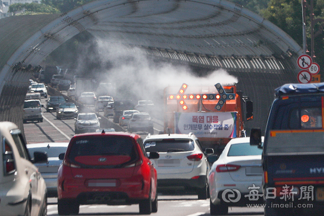 22일 오후 대구 앞산순환도로에서 대구시설공단 폭염대응 차량이 안개분무 살수작업을 하고 있다. 우태욱 기자 woo@imaeil.com